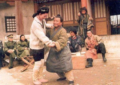 98版水浒传珍贵片场照片,武大郎和潘金莲跳舞