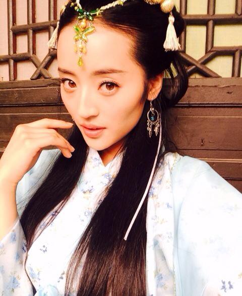 她冷艳自然的气质和妖娆妩媚的外形,被誉为演艺圈中的