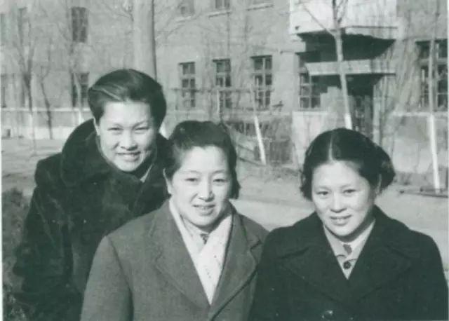 1962年,何家三姐妹(左起:大姐何怡贞,二姐何泽慧,三妹何泽瑛)何泽惠