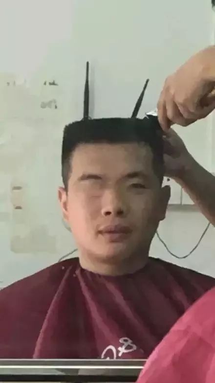 他跟理发师说要平头,没毛病,哈哈哈哈