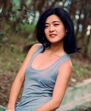 1958年生,1987年进入tvb.潘芳芳主要从事主持工作,偶尔参演剧集.