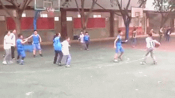 首页> gif > 正文  12岁小姑娘打篮球特别厉害!