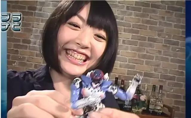 近日,日本动漫声优(配音演员)花泽香菜走红,她那无比带感的笑容表情被图片