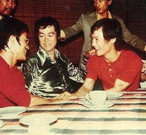 刘德华被用枪指头,刘嘉玲被绑架时,是李小龙好友的他挺身而出