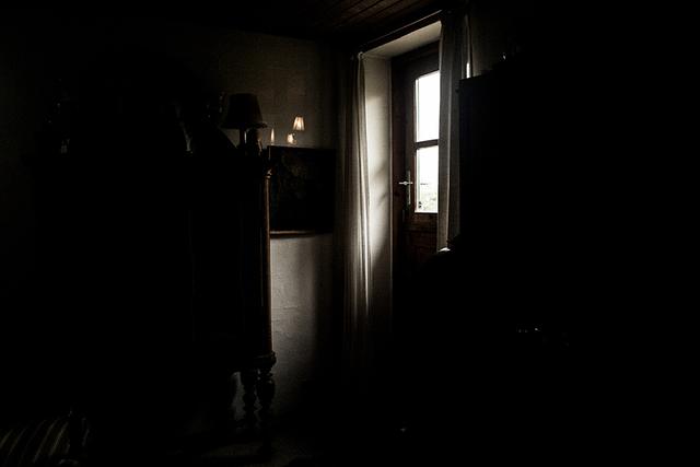 空荡的房间,一缕光也衬显出孤寂.