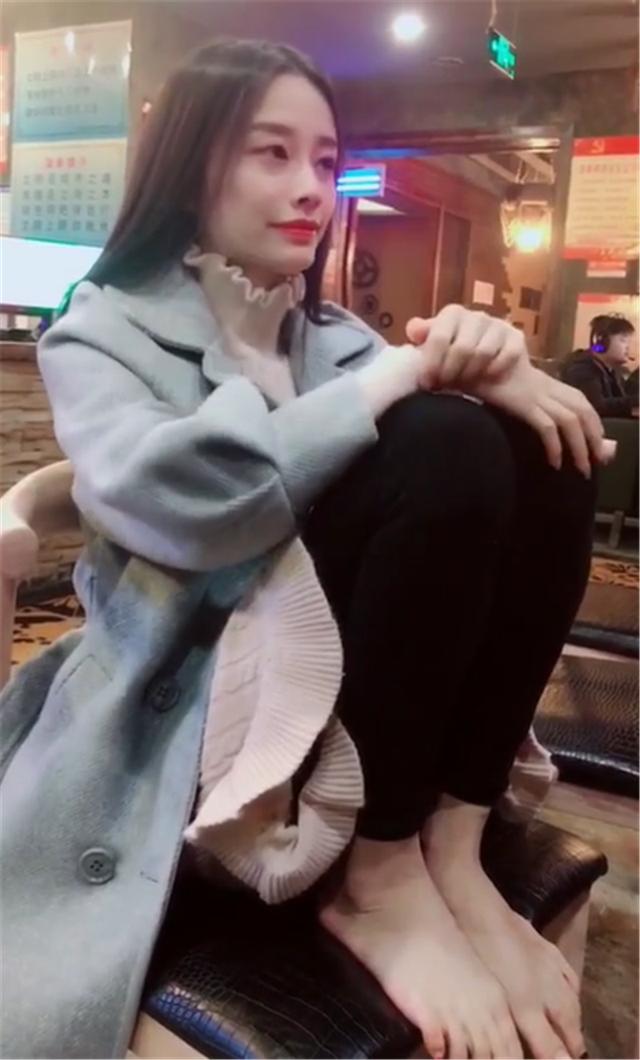 估计就是36码,37码,可"武汉最美女网管"的这双脚,却比平常女孩子大了6