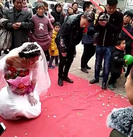 新娘被婆家人强行按着磕头跪拜,娘家人哭着要女儿第二