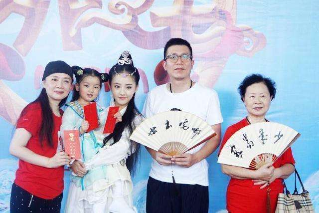 8岁成第一小女神, 颜值碾压呆萌教主阿拉蕾!