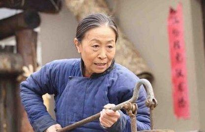 82岁"丑娘"张少华住院,却万万没想到亲生儿子还不如一