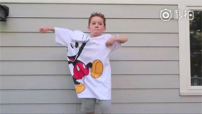 假笑男孩来中国,新款龙袍表情包已上线!