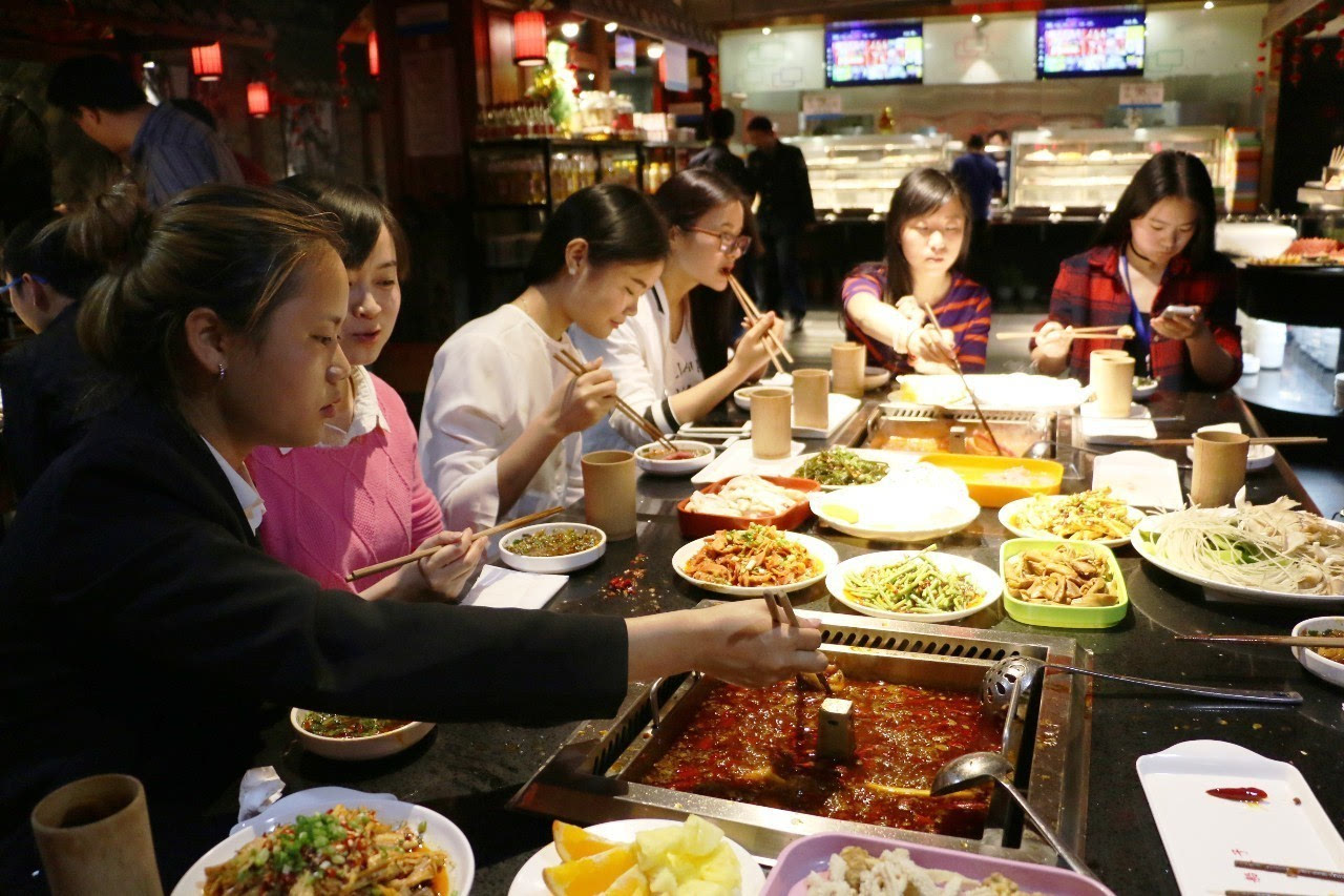 男子吃火锅被熏成智障饭店拒绝负责