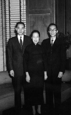 中间为梅贻琦夫人韩咏华1962 年5 月19 日,梅贻琦病逝于台大医院