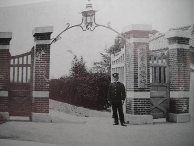 这里是明治时代的东京海军兵学校.