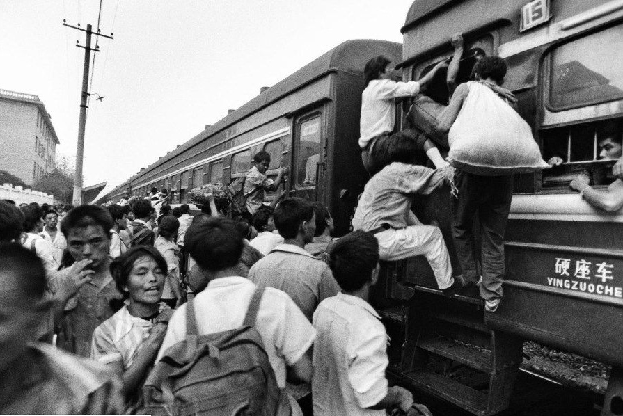 1992年8月,四川广安火车站南下的民工潮.