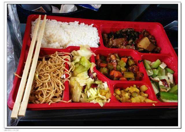 印度女子坐中国高铁,30元买了一份高铁盒饭,打开后