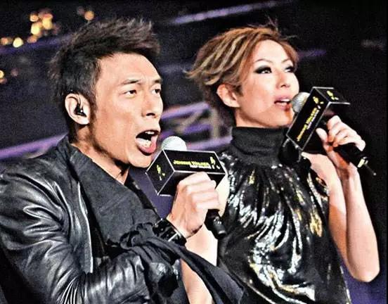 91年,两人合唱了一首情歌《其实你心里有没有我》,然后就传出了两人的