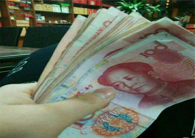 一孕妇跪地乞讨,男人给了她5000块钱,十天后就后悔了