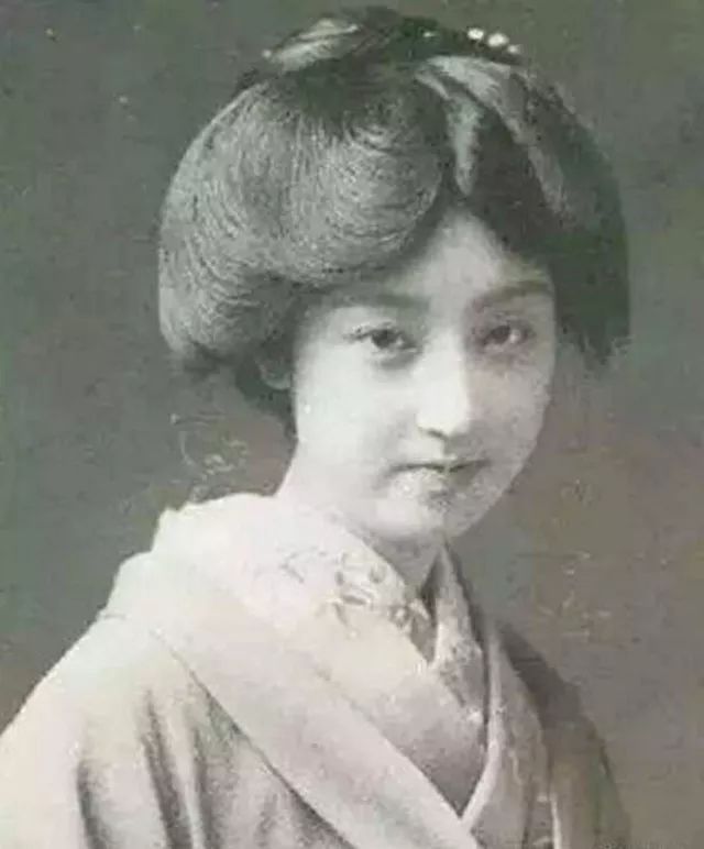 宋庆龄并非孙中山的原配,在宋之前,孙先生已经有过三房夫人了,除了