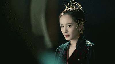 《三生三世十里桃花》中,杨幂在高傲强大的神女白浅与娇弱自卑的凡人