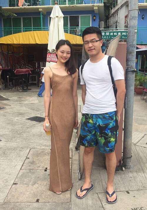网红晚晚晒照腿长两米,却被网友扒出一张无p路人照太