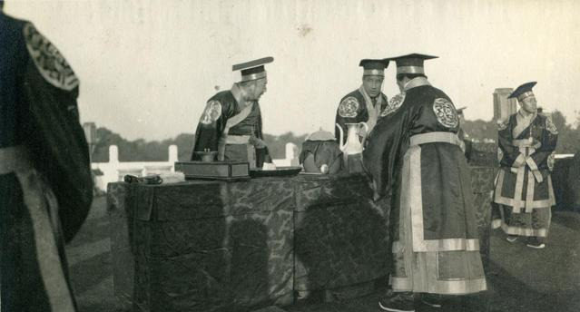 1914年袁世凯称帝前穿衮服祭天,让官员身着汉服