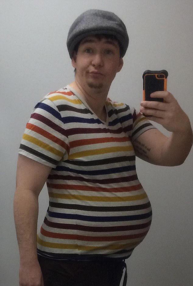 8个月的时候,克里斯的肚子已经很大,很容易被当成一个肥胖的大肚子