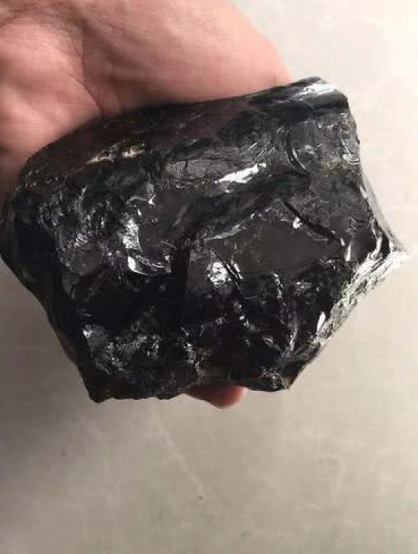 郑州男子收藏了一块"黑石头" 市估600万至800万