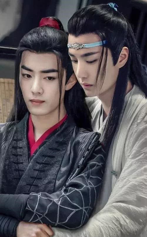 《陈情令》肖战王一博关系不合?庆功宴合影紧贴比同款