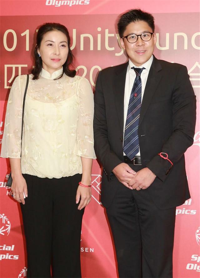郭晶晶贵妇范现身老公霍启刚紧紧跟着 谈起儿女喜笑颜开豪门贵妇不