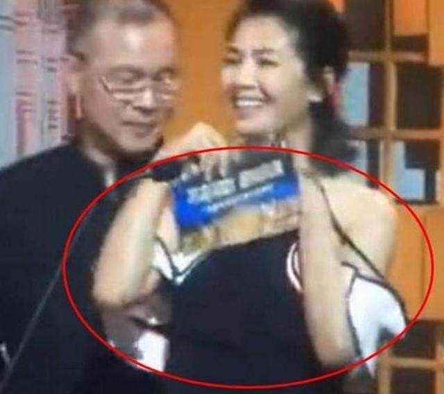 刘涛 刘涛某次出席活动之时,一不小心遇到了点尴尬场面,当时的刘涛很