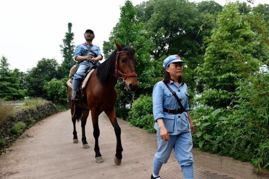 为了实现儿时的梦想,农村夫妇花一年时间,骑马重走