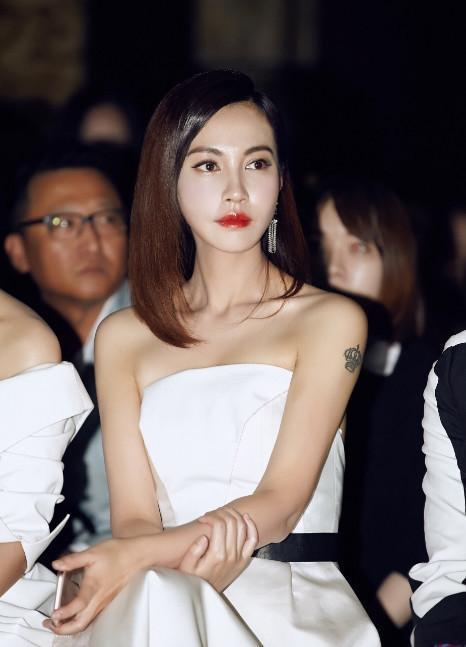 angelababy"双胞胎姐姐",结婚9年发生了什么引来网友