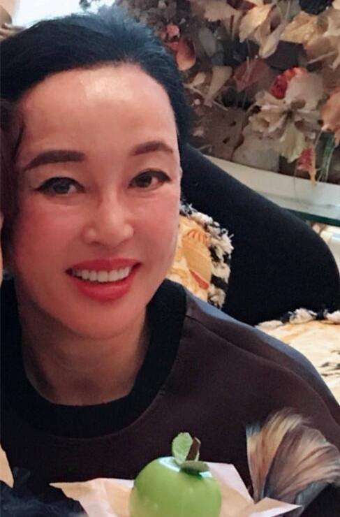 63岁刘晓庆生日现场未修图被吐槽额头和耳朵都移位了