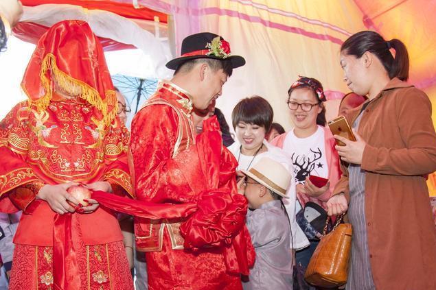 婚礼当天拜堂时,新娘要六万拜堂钱,新郎不给新娘扬长