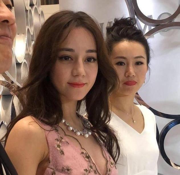 但是迪丽热巴跟着工作人员向前走的时候,可能有人在喊迪丽热巴