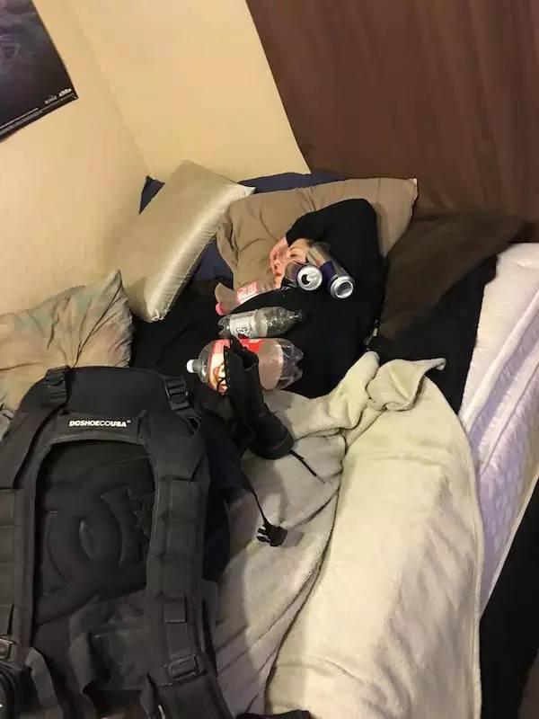 正文  还是没反应,再来一个枕头 但是她还是没有醒,于是逗逼男朋友再