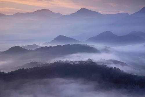 看完了夜晚的神之领域,清晨的低空云海依旧让你感动惊叹.