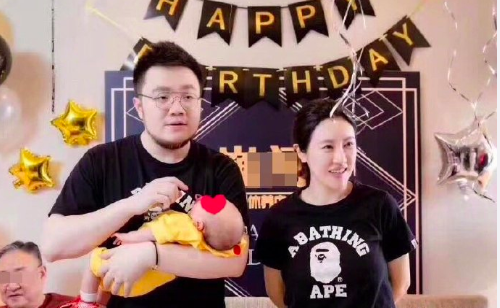 网曝巴图年初得子宋丹丹当奶奶,疑似全家福曝光