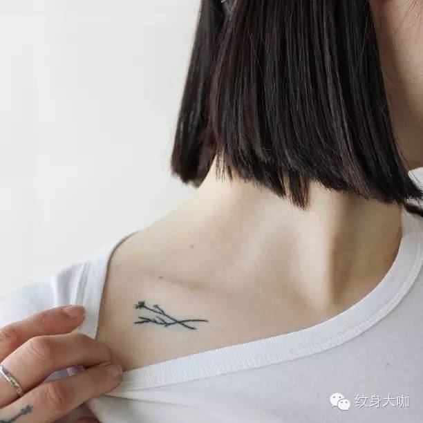 也可以在颈部下方露出优雅的纹身 轻轻挽起发髻 显露独一无二的你 在
