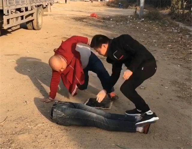 男子表演分身术,路人看到纷纷围观,一旁小伙掀起衣服
