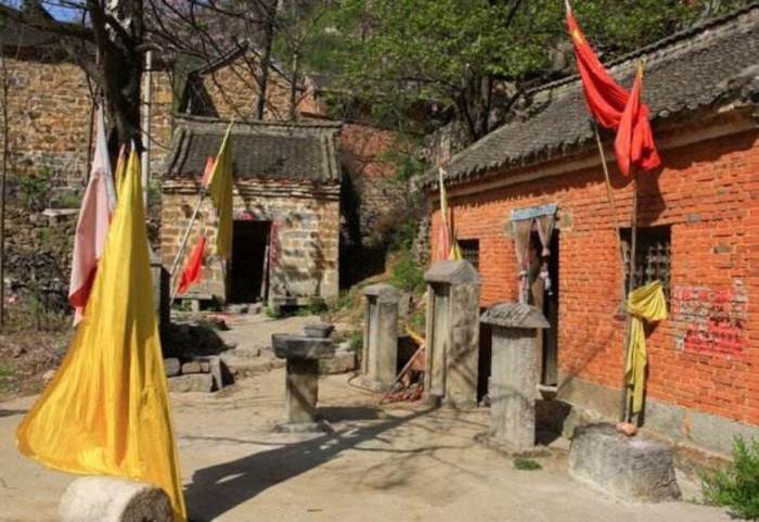 为什么有些农村的每个村口都有个小庙, 是什么庙?