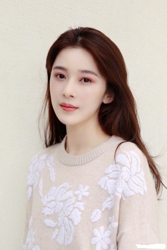 继张檬赵韩樱子后又一女星疑脸整垮,双颊浮肿脸僵硬下巴尖到吓人
