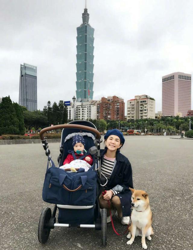 ella晒与儿子合影,母子俩长得蜜汁相似