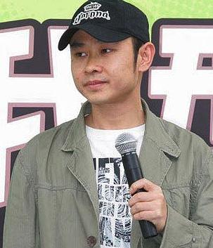 47岁刀郎全家照,发福憔悴忙公益白皙小女儿多才多艺