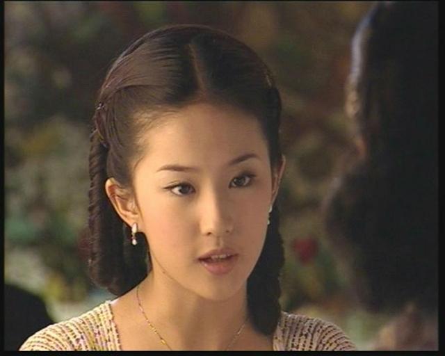 除了金公馆的女人们,还有任性的大小姐白秀珠,这个发型真是印象太深刻