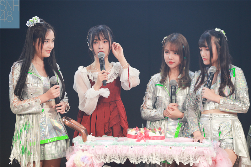 snh48生日公演杨冰怡弹唱无与伦比的美丽