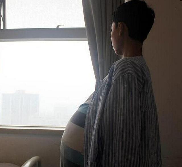 男孩肚子不是怀孕却比孕妇大,能活17不错了准备后事吧