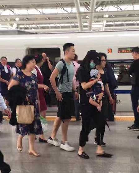 angelababy全副武装抱儿子坐高铁,婆婆全程紧跟