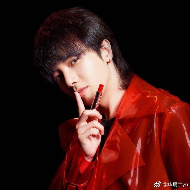 华晨宇深夜晒自拍安抚粉丝 素颜出镜笑容很温柔