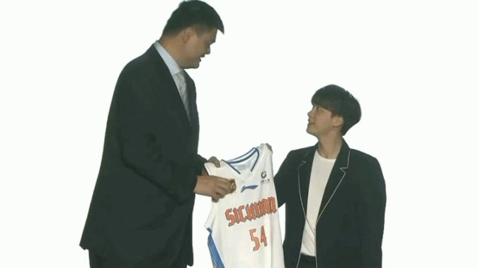 李易峰与姚明同框,比身高差更好笑的竟然是这个!